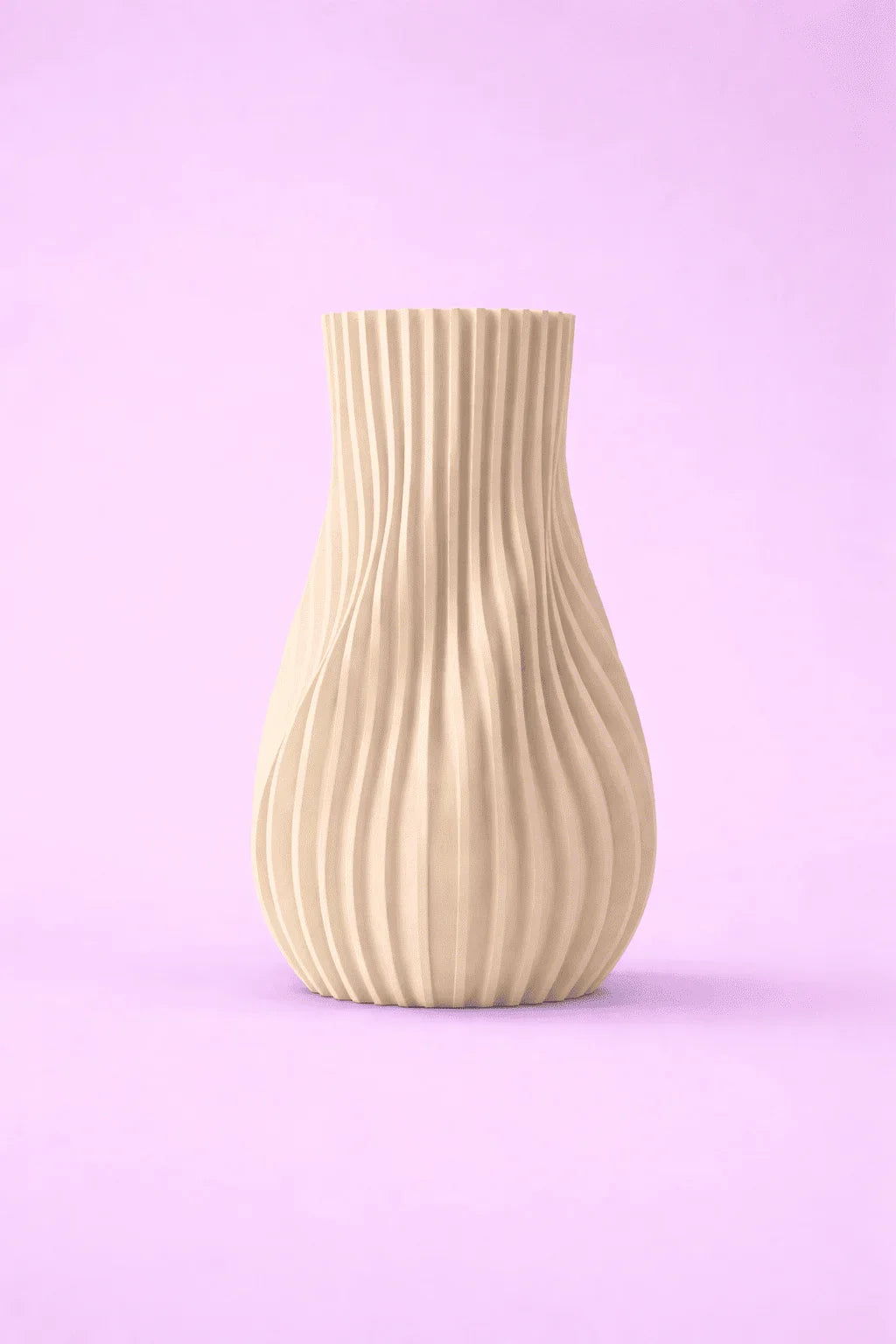 Jarrón beige de diseño moderno y textura ondulada sobre fondo lila, decoración minimalista