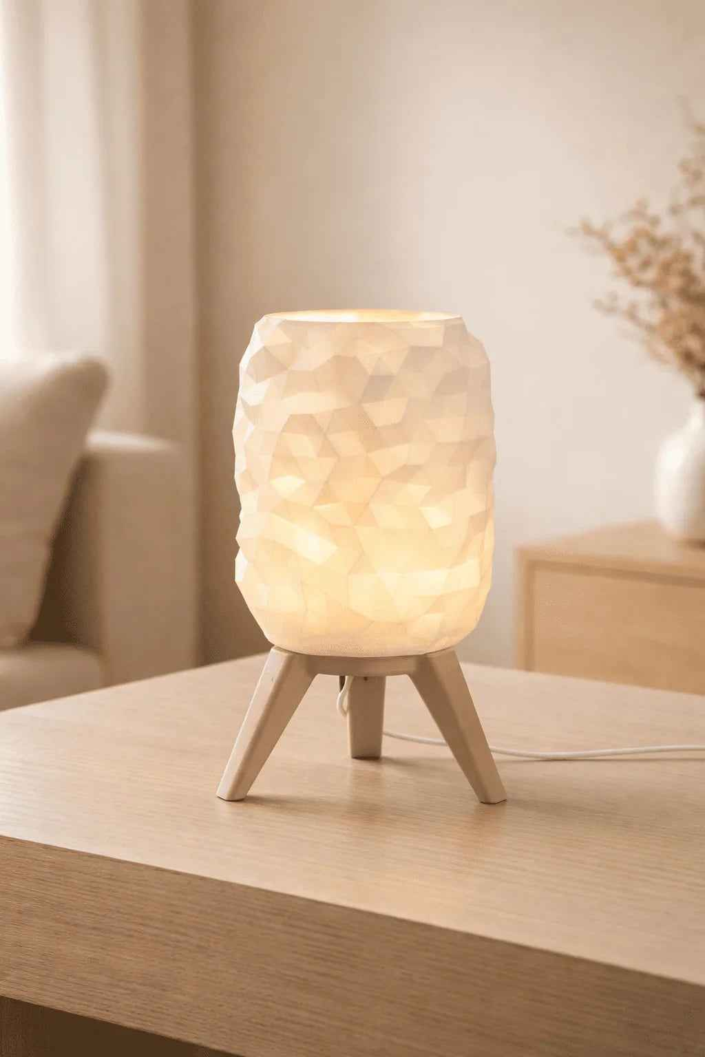 Lámpara de mesa decorativa de diseño geométrico encendida en sala minimalista