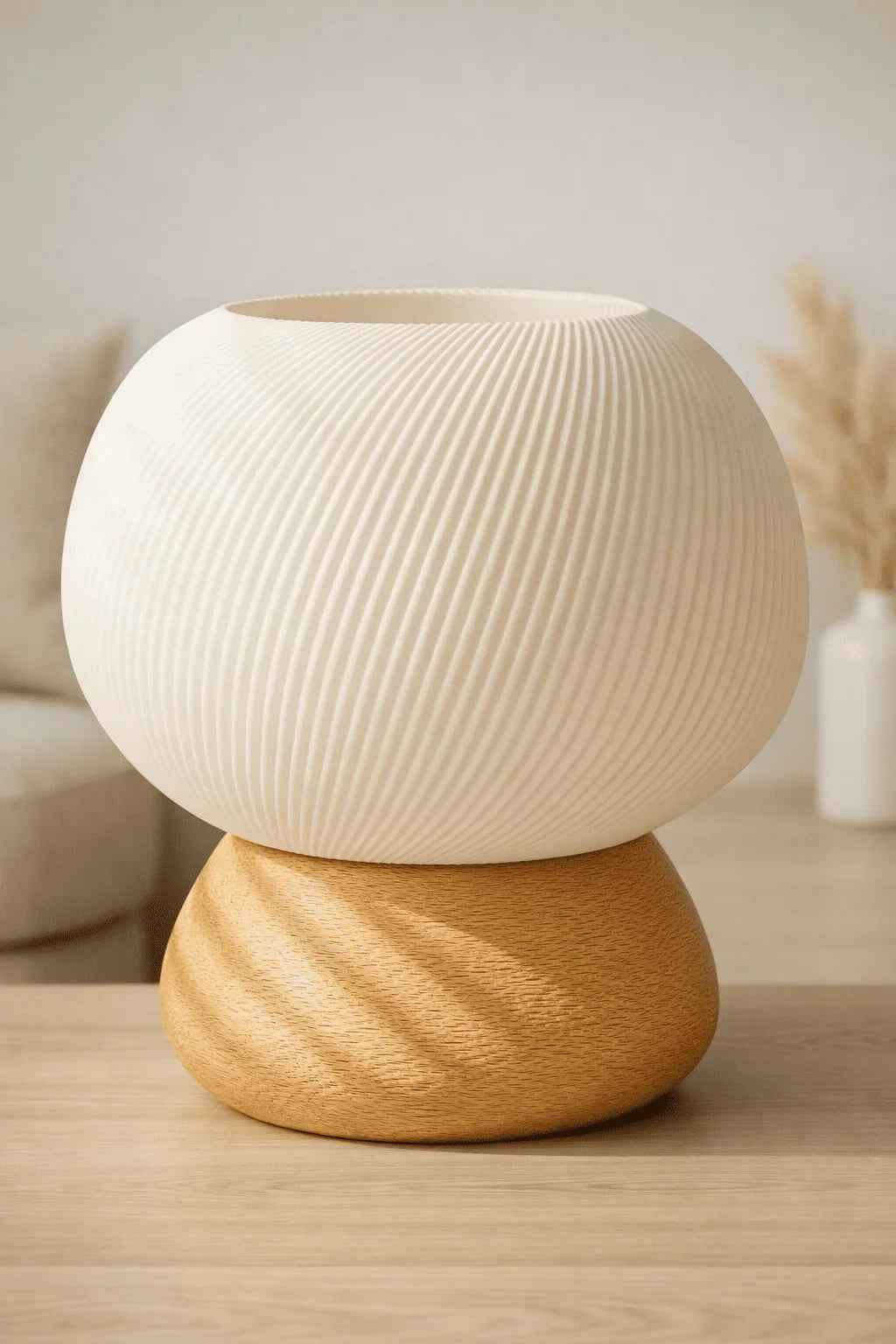 Florero decorativo de diseño moderno en cerámica blanca y base de madera sobre mesa de sala
