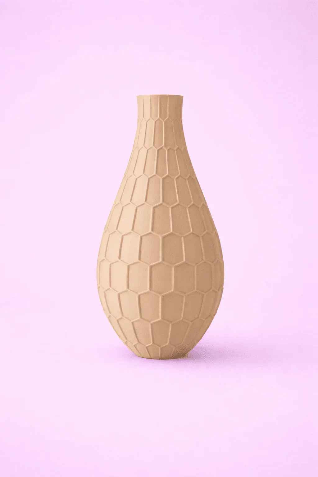 Jarrón beige decorativo con textura geométrica sobre fondo rosa claro