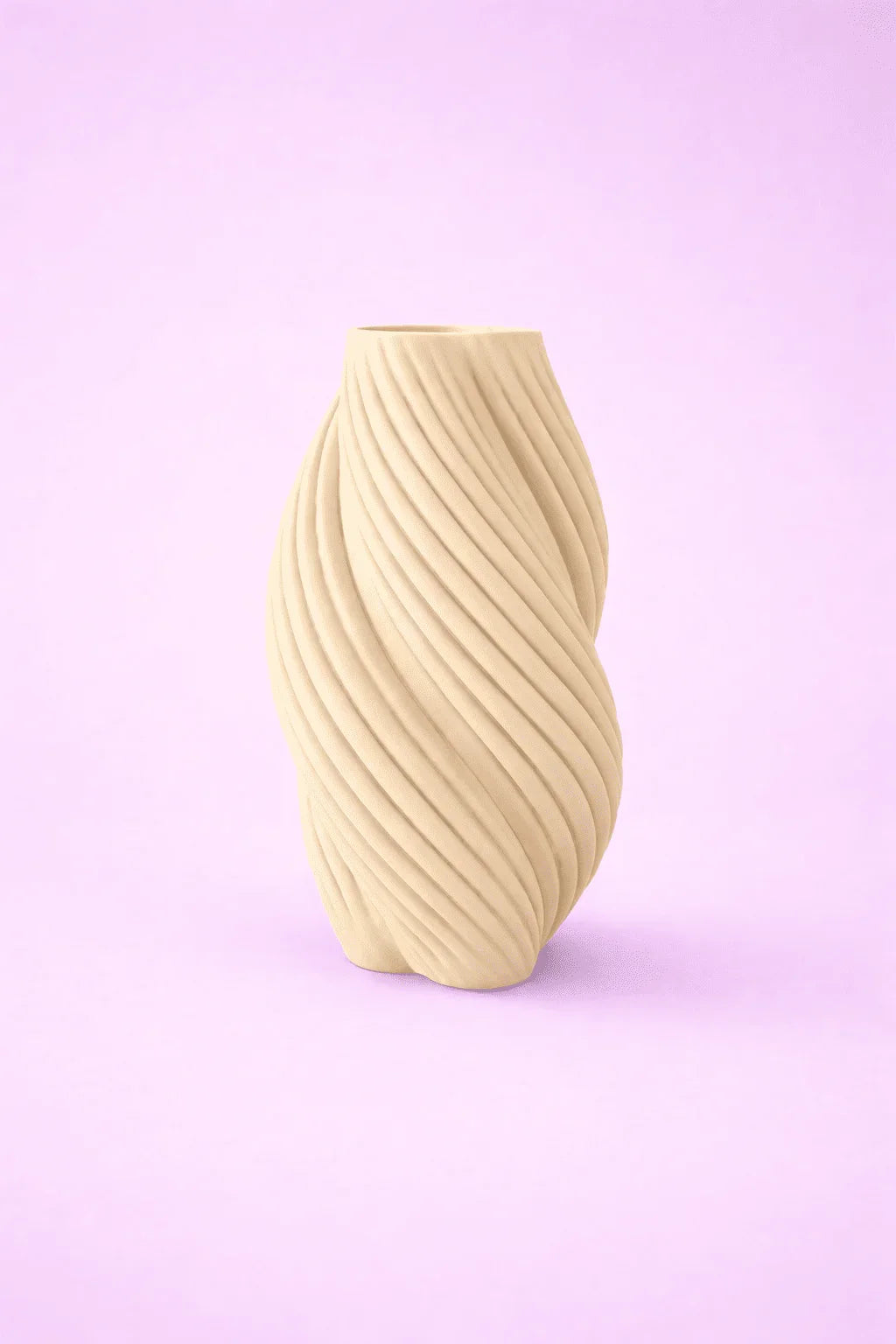 Jarrón beige de diseño moderno con textura ondulada sobre fondo rosa claro, decoración minimalista.