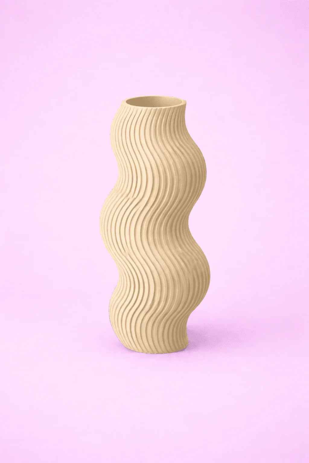Florero beige con diseño ondulado, textura 3D, sobre fondo rosa pastel