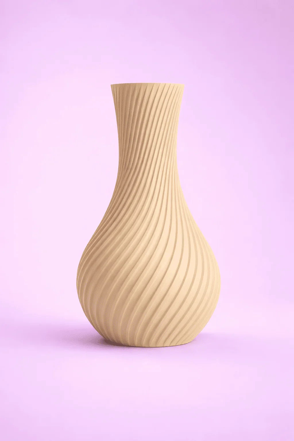 Jarrón beige impreso en 3D con diseño ondulado sobre fondo rosa claro