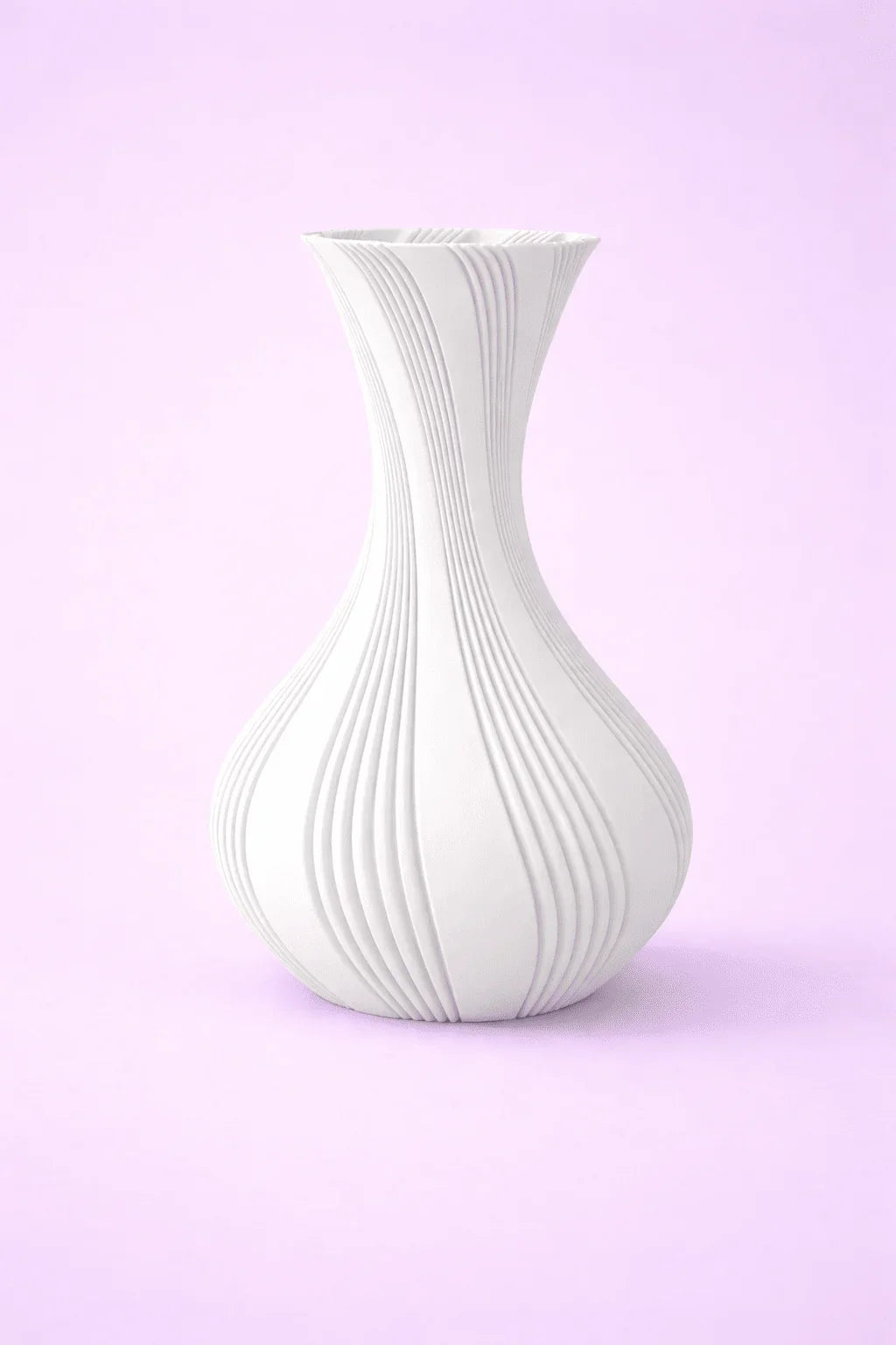 Jarrón blanco decorativo de diseño moderno con líneas en relieve sobre fondo lila