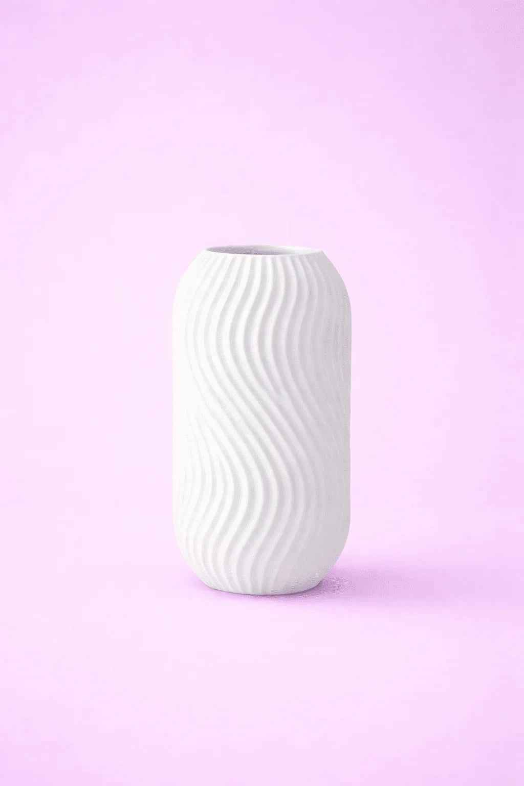 Jarrón blanco de diseño ondulado en fondo rosa claro, decoración moderna impresa en 3D