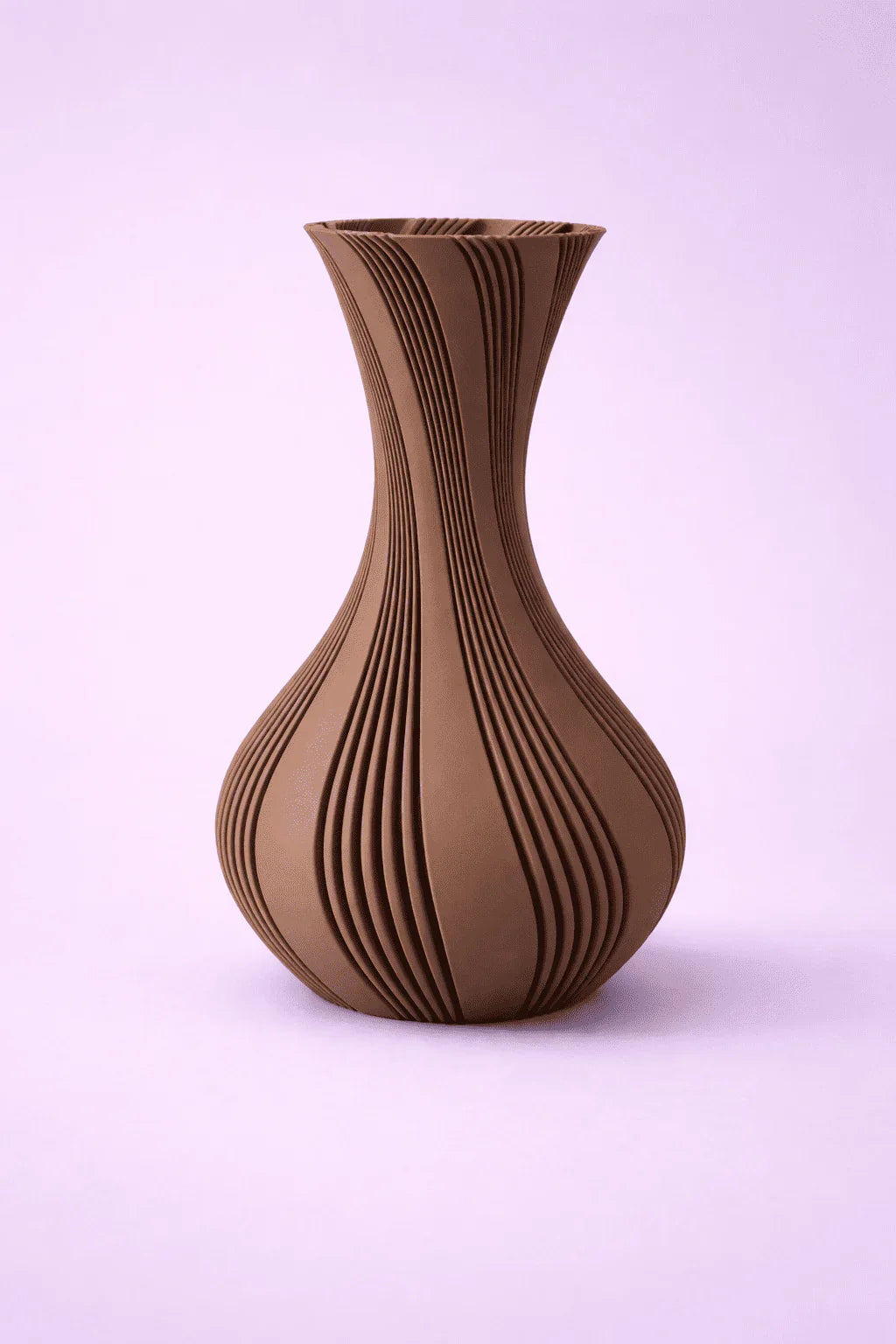 Jarrón decorativo marrón de diseño moderno con textura ondulada sobre fondo lila.