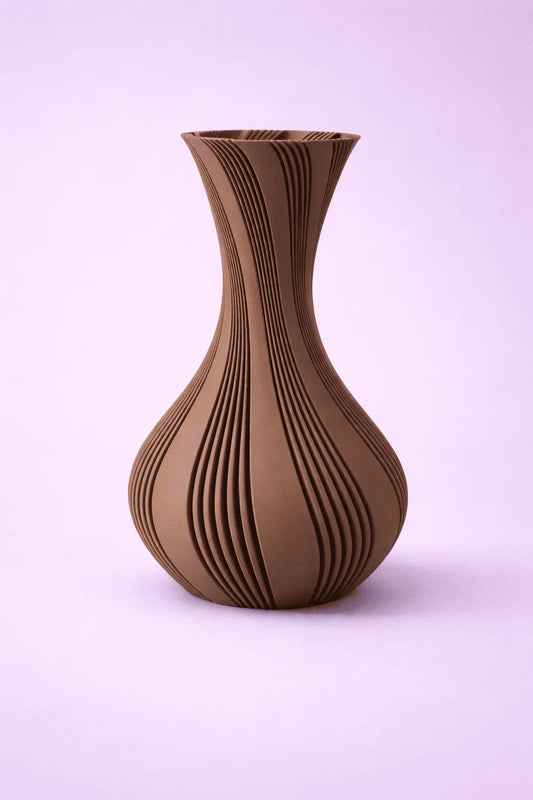 Jarrón decorativo marrón de diseño moderno con textura ondulada sobre fondo lila.