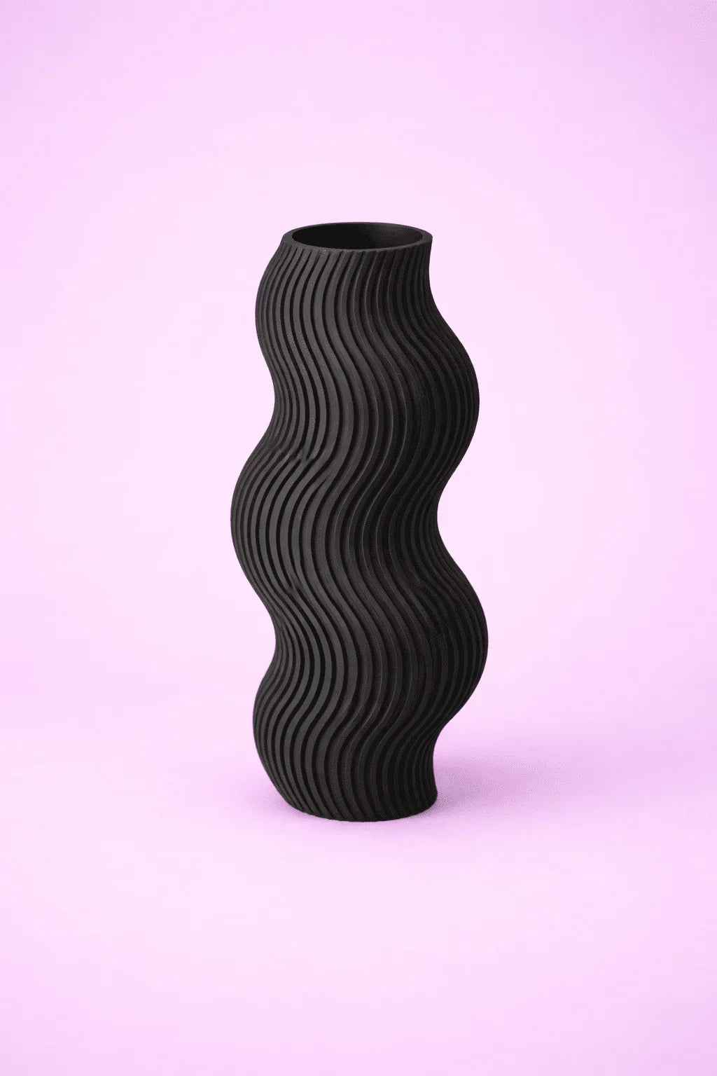 Jarrón negro 3D con diseño ondulado sobre fondo rosa, decoración moderna impresa en 3D
