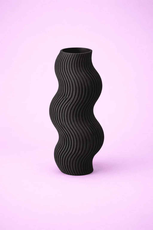 Jarrón negro 3D con diseño ondulado sobre fondo rosa, decoración moderna impresa en 3D