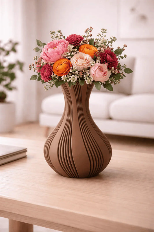 Florero marrón moderno con flores coloridas sobre mesa en sala minimalista