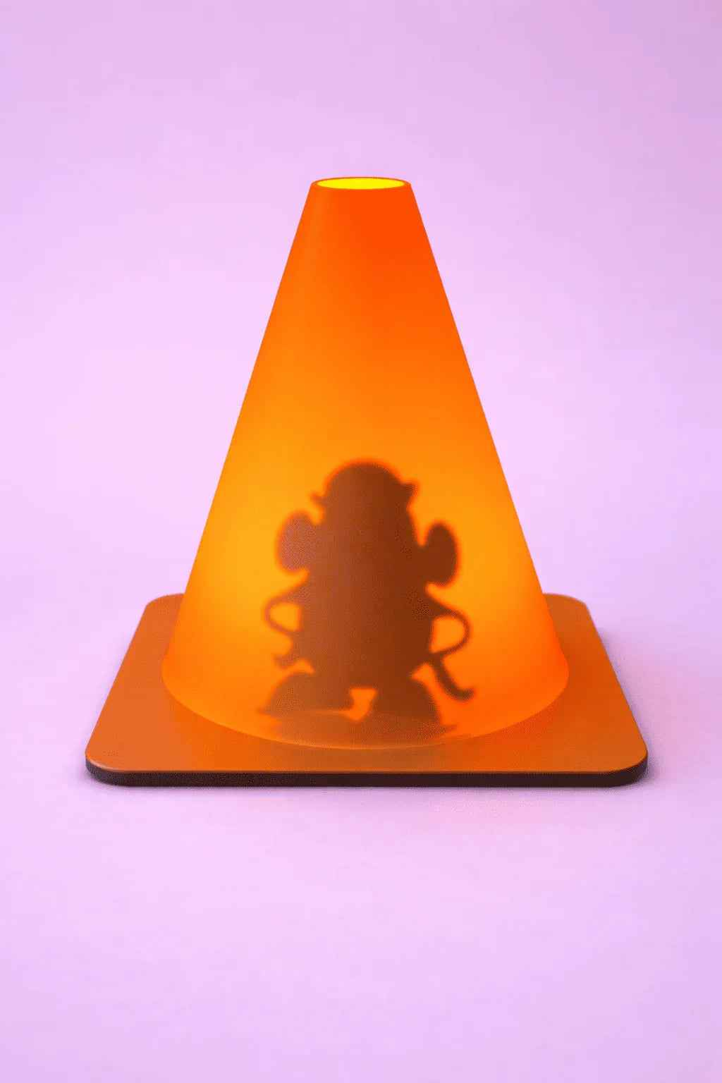 Cono naranja con sombra de figura animada sobre fondo rosa, diseño creativo 3D.