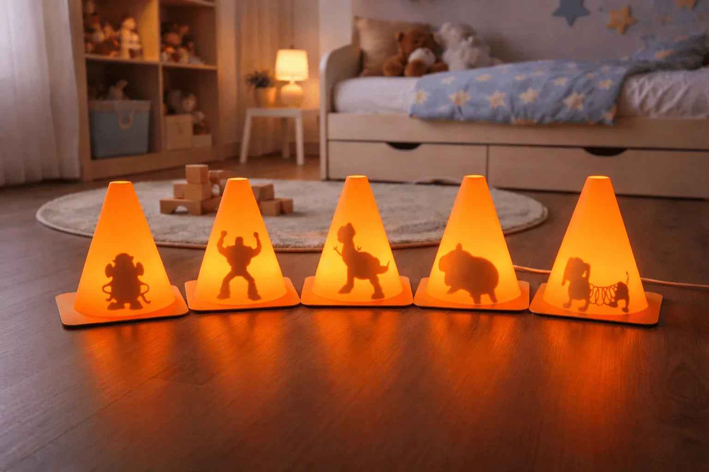 Conos luminosos naranjas decorativos con siluetas de personajes, en habitación infantil acogedora.