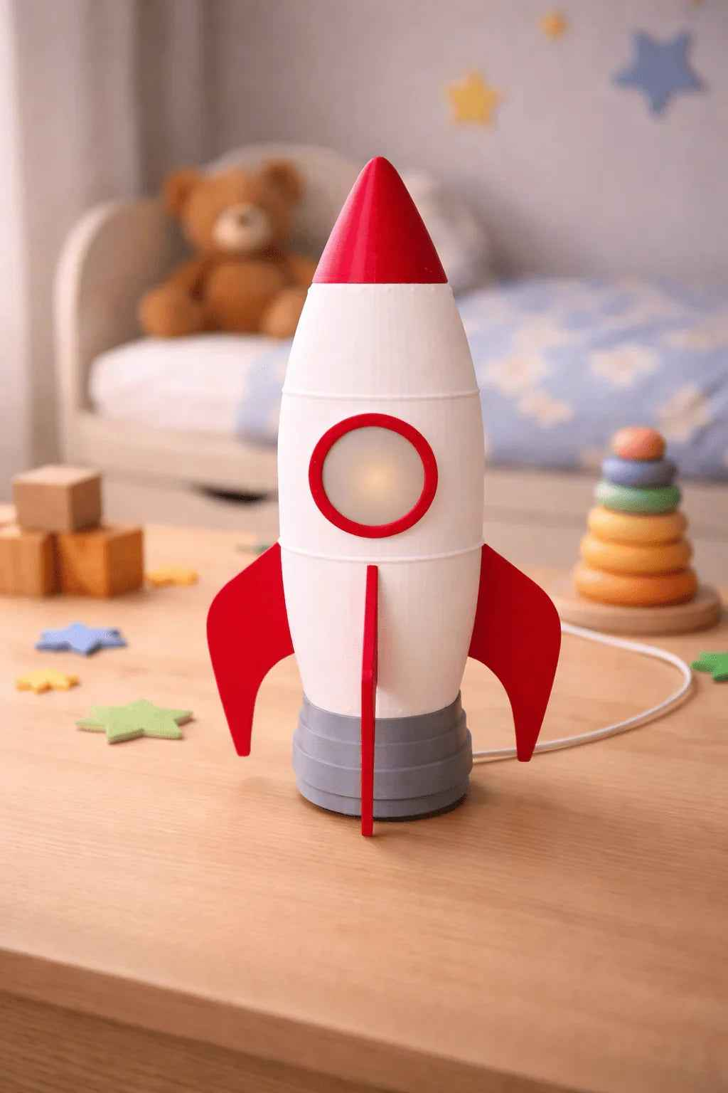 Lámpara infantil cohete rojo y blanco en mesa de madera, decoración habitación niños