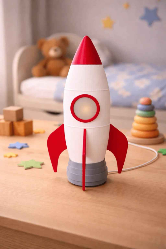 Lámpara infantil cohete rojo y blanco en mesa de madera, decoración habitación niños