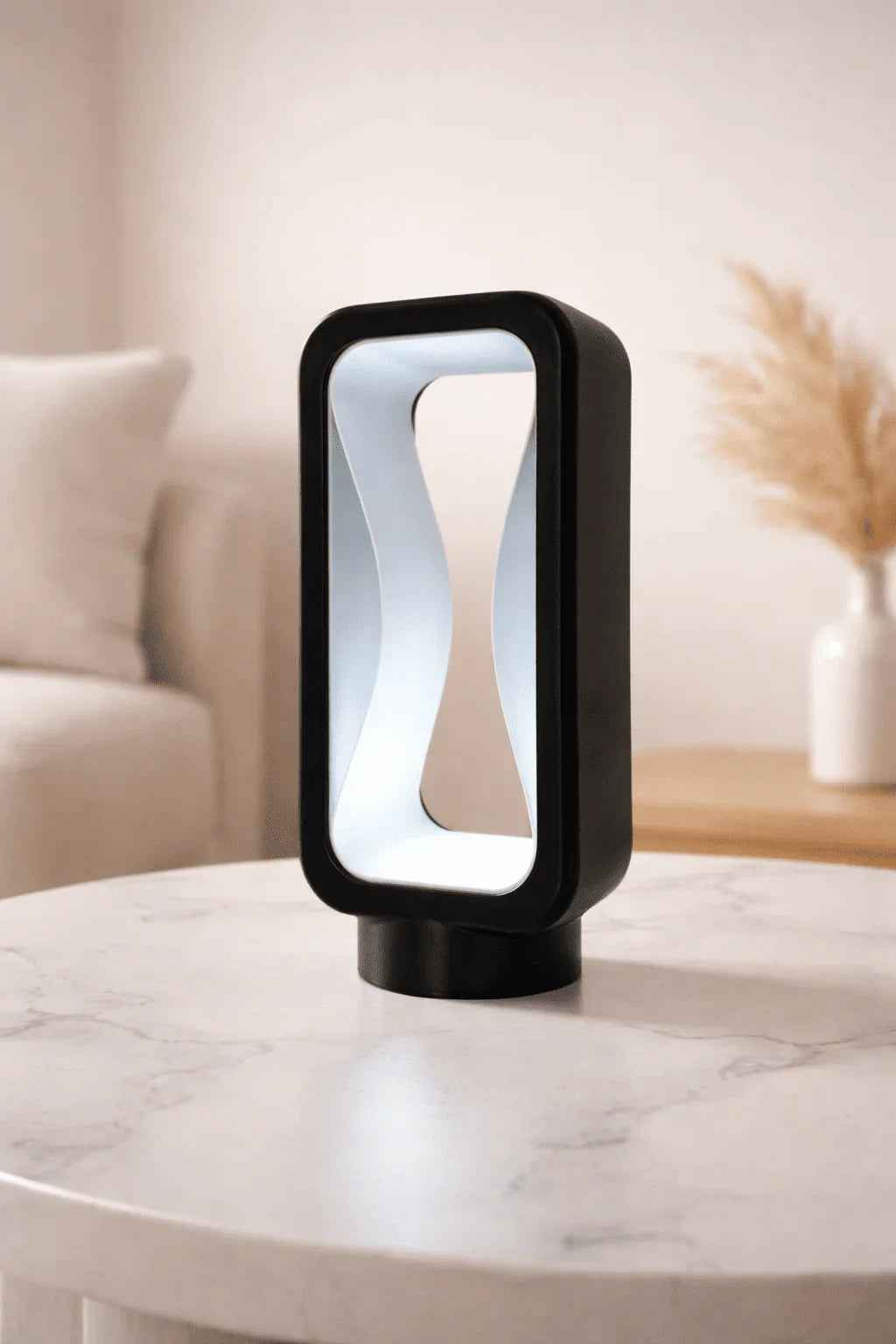 Lámpara de mesa moderna negra con luz LED en sala minimalista sobre mesa de mármol