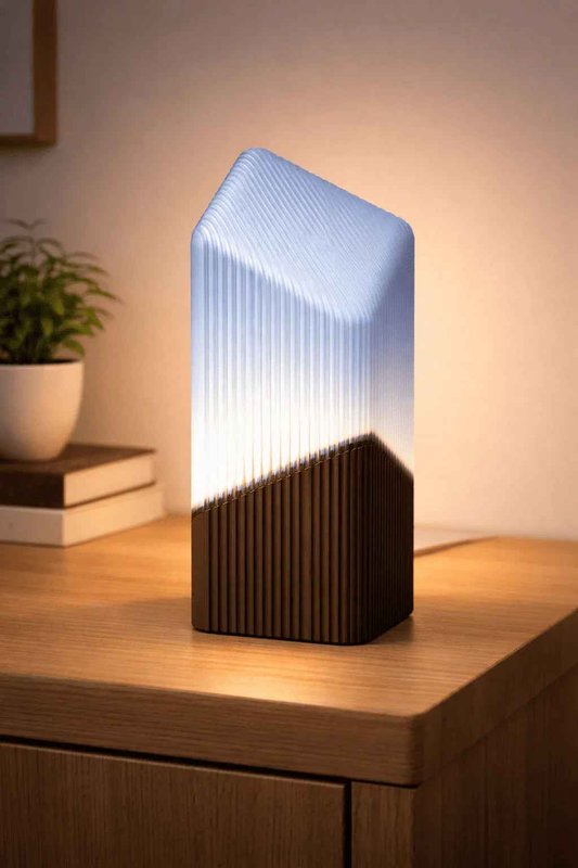 Lámpara decorativa LED moderna en forma geométrica sobre mesa de madera en interior minimalista