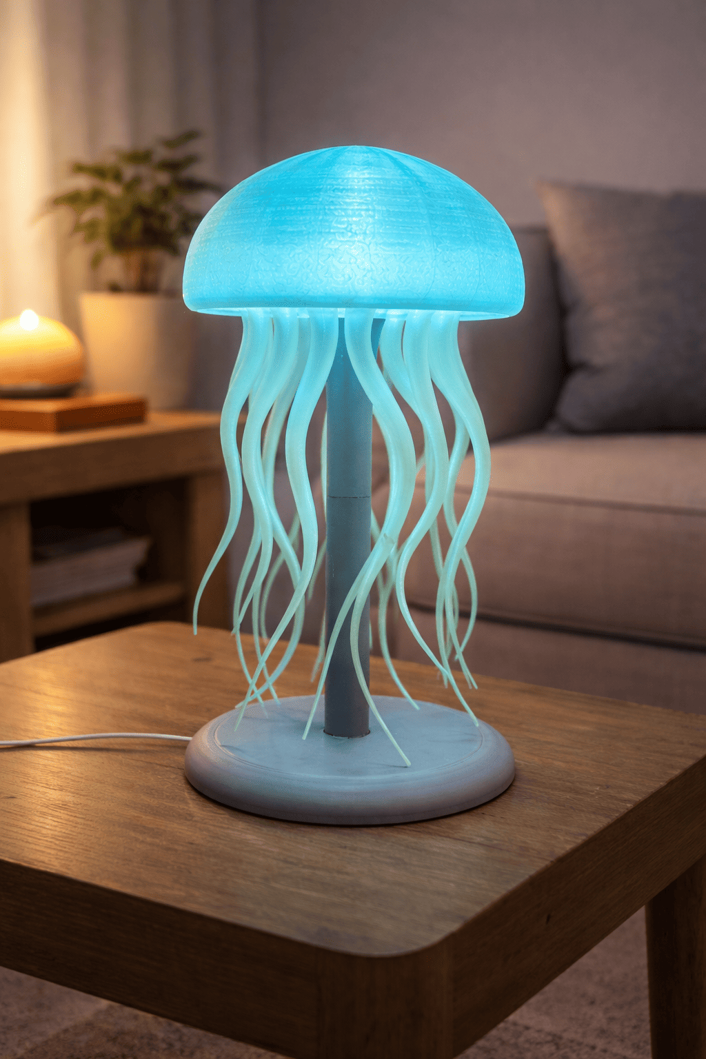 Lámpara de mesa con diseño de medusa azul encendida en sala moderna