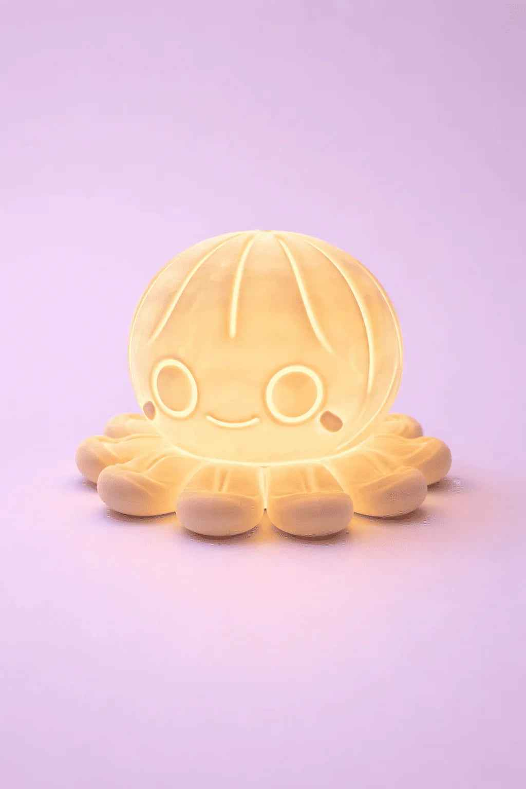 Lámpara de mesa infantil en forma de pulpo blanco, luz cálida, fondo lila, decoración.