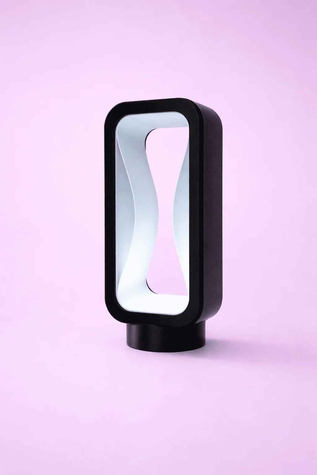 Lámpara decorativa moderna rectangular negra sobre fondo lila minimalista