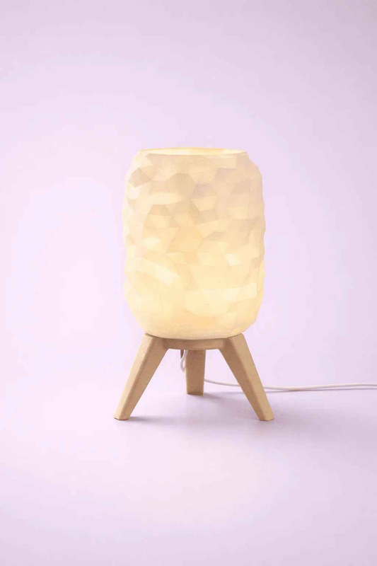 Lámpara de mesa diseño geométrico, luz cálida, base de madera, fondo morado claro