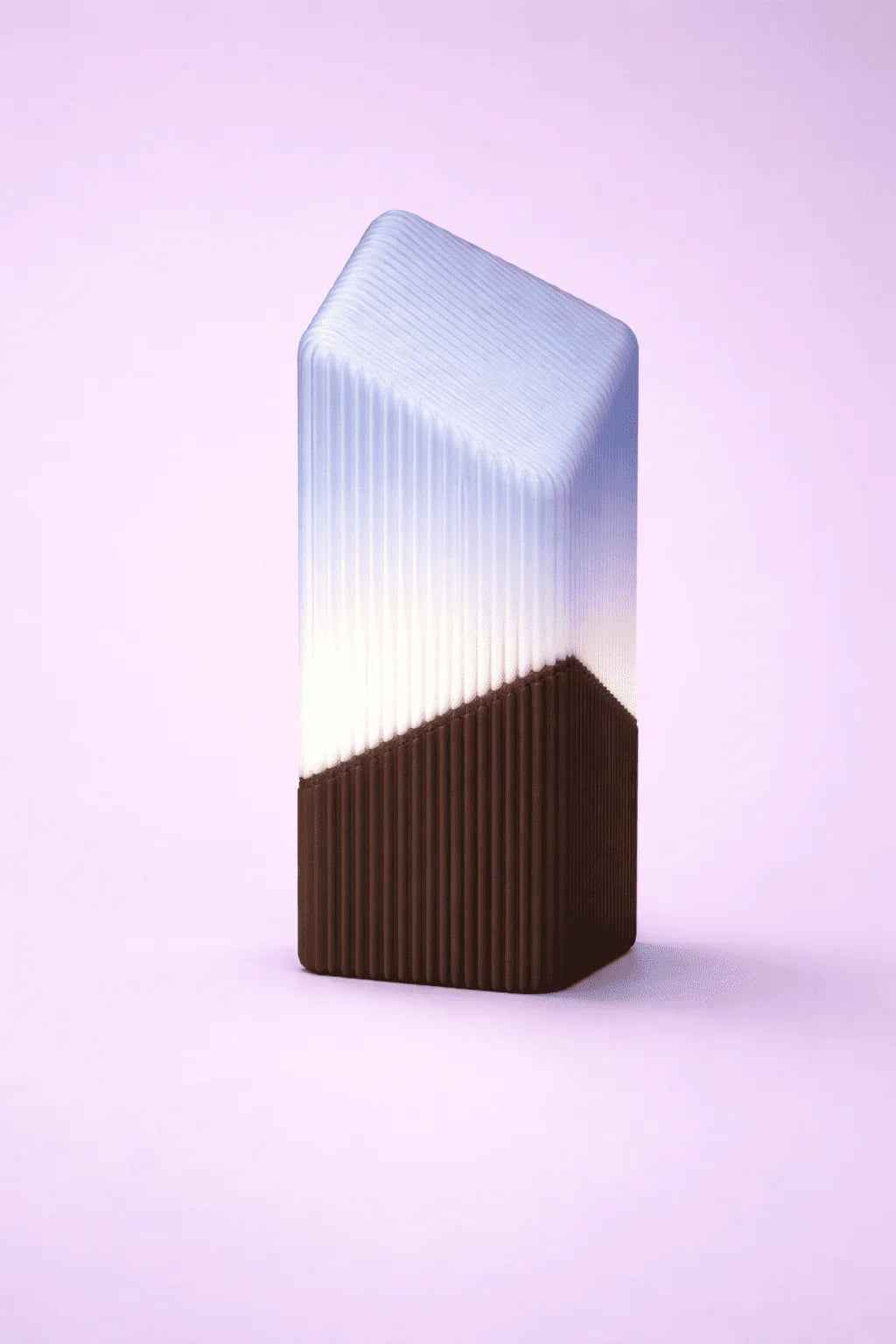 Figura geométrica 3D modernista bicolor sobre fondo morado claro, ambiente minimalista.