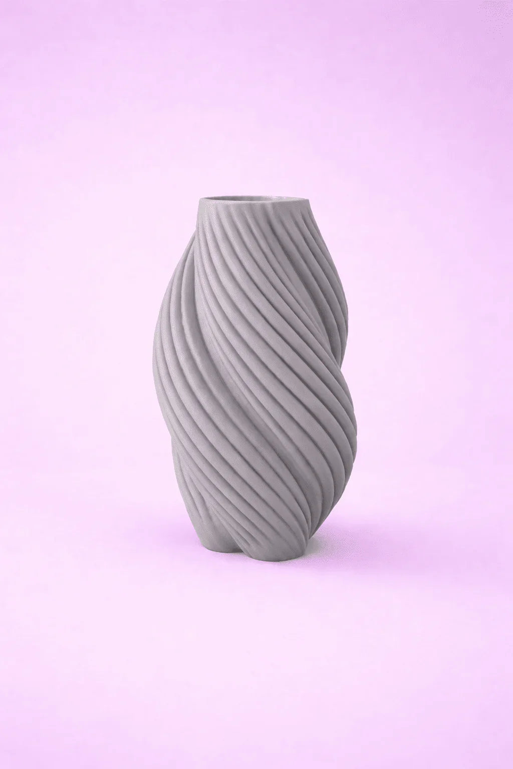 Jarrón gris moderno 3D con diseño espiral sobre fondo lila, decoración minimalista