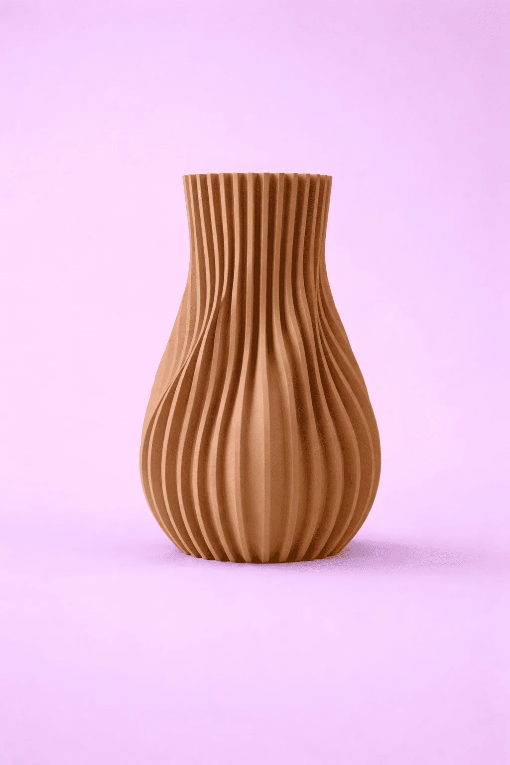 Jarrón marrón de diseño ondulado en fondo lila, decoración moderna impresa en 3D