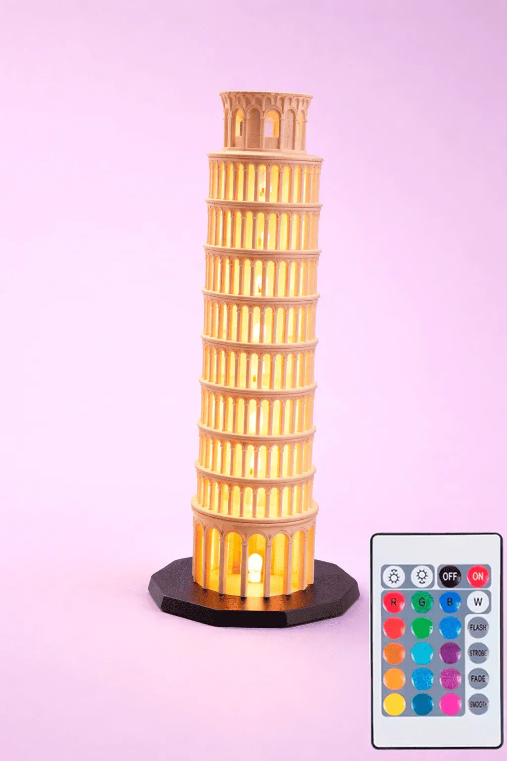 Lámpara decorativa Torre de Pisa 3D con luz LED y control remoto, fondo rosa.