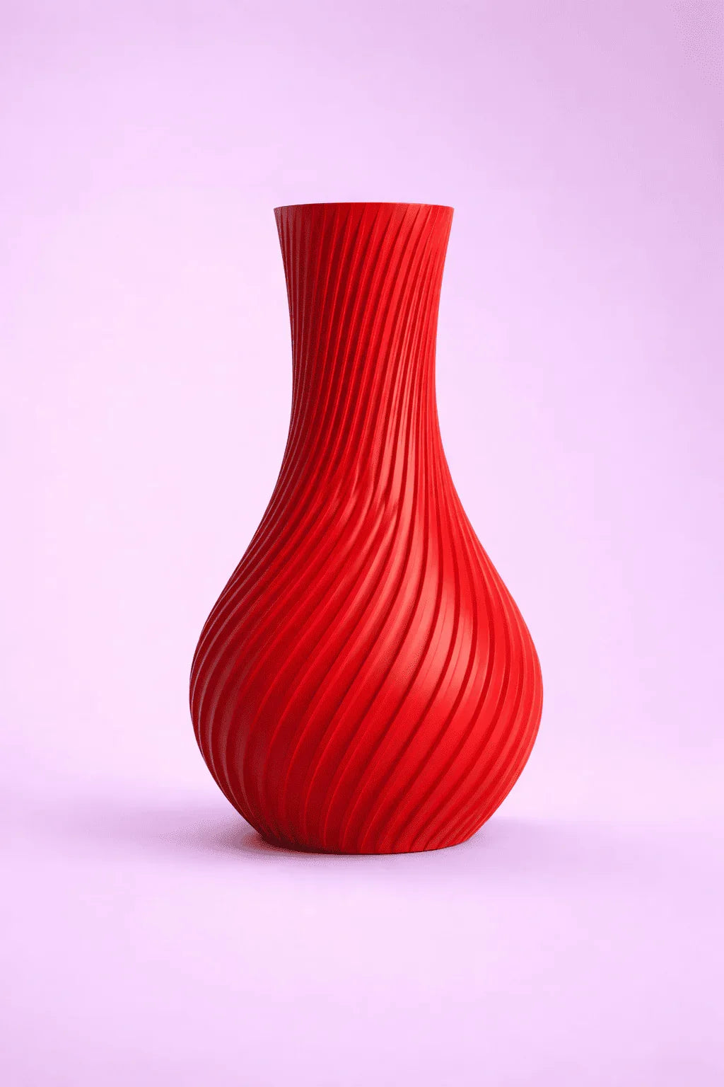Jarrón rojo impreso en 3D con diseño curvo sobre fondo rosa, decoración moderna