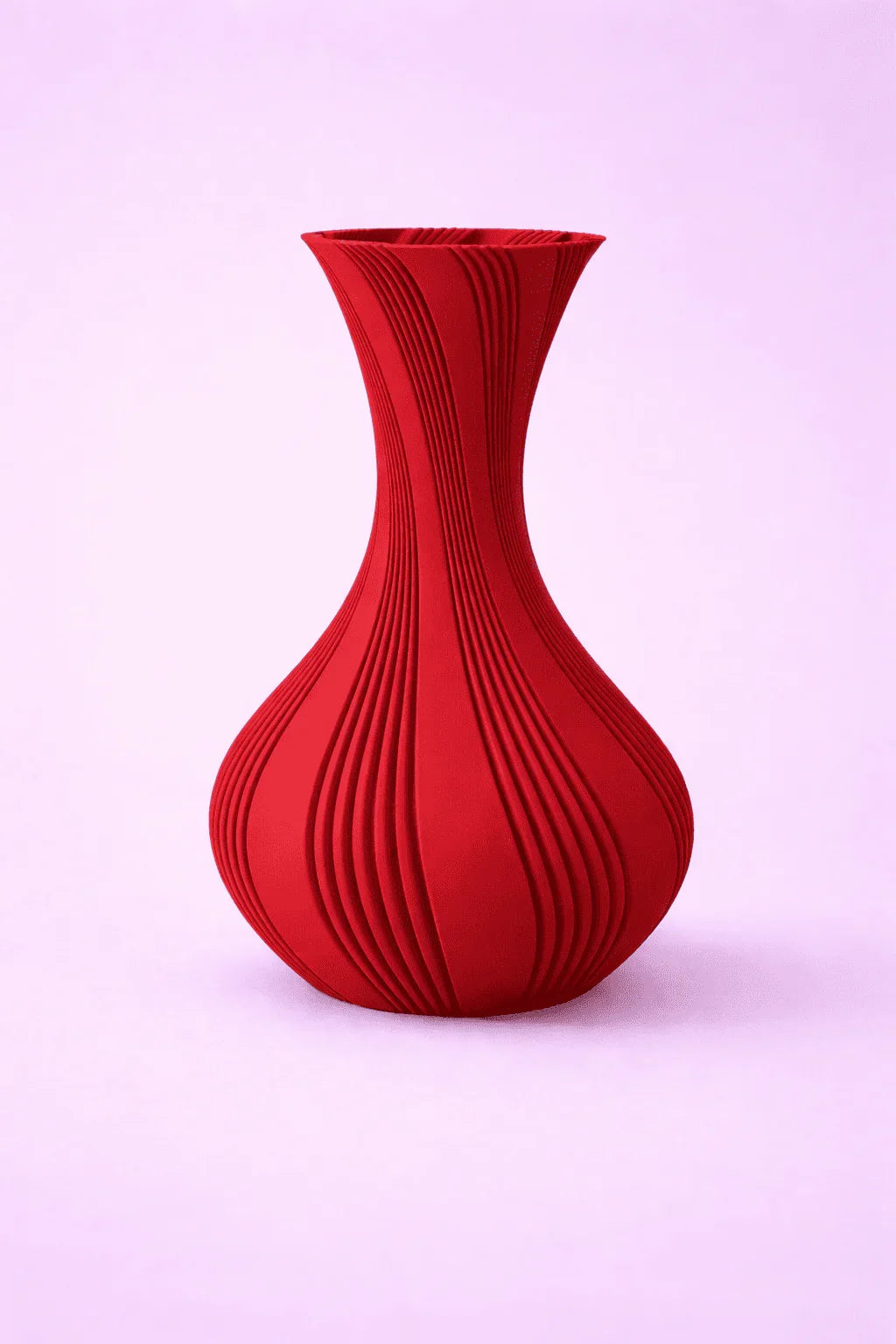 Jarrón decorativo rojo impreso en 3D con diseño moderno sobre fondo rosa claro