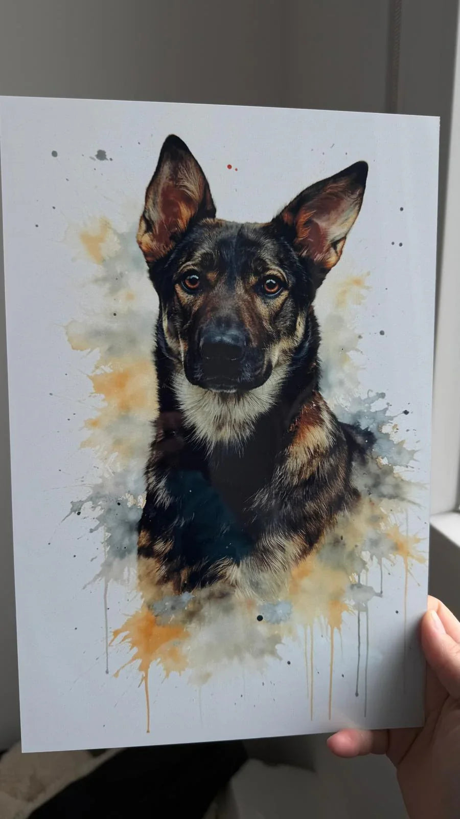Retrato artístico de perro pastor alemán en acuarela sobre papel, tonos marrón y negro